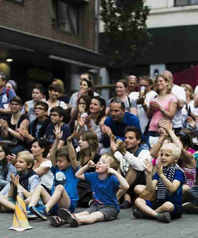 ילדים צופים במופע קרקס